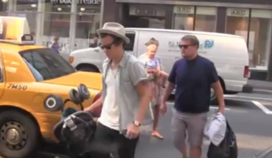 Harry Styles carries baby stroller for friends in NYC