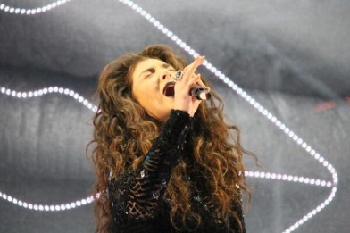 Lorde performing with Disclosure